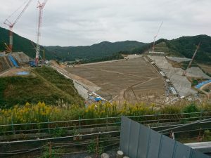 南摩ダム本体工事（展望台から）