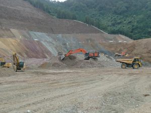 原石山の積込・運搬