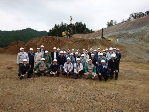 原石山で集合写真